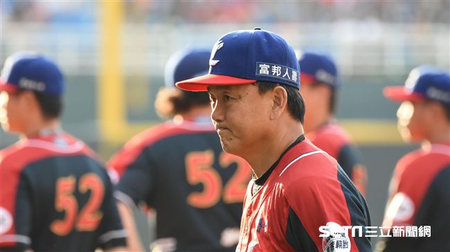 台日對抗賽　總教練洪一中、隊長恰恰