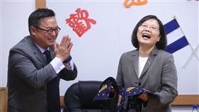 成衣廠巧製愛犬領巾 蔡總統超開心
圖／中央社