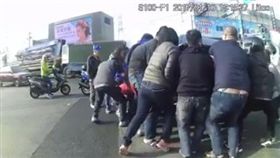 台南車禍騎士被壓車底下，熱心民眾抬車救人／臉書