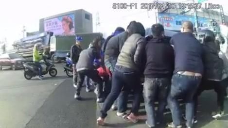 20民眾合力抬車救人　正反網友論戰
