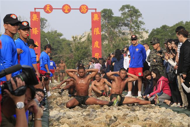 天堂路考驗  脫胎換骨成蛙人（2）
海軍陸戰隊指揮部11日舉辦兩棲偵搜專長班綜合考驗週
驗收，多名蛙兵經過嚴格訓練和重重關卡考驗的「天堂
路」，脫胎換骨成為合格海陸「兩棲蛙人」。
中央社記者董俊志攝  106年1月11日