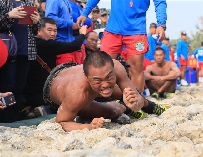天堂路考驗  脫胎換骨成蛙人（2）
海軍陸戰隊指揮部11日舉辦兩棲偵搜專長班綜合考驗週
驗收，多名蛙兵經過嚴格訓練和重重關卡考驗的「天堂
路」，脫胎換骨成為合格海陸「兩棲蛙人」。
中央社記者董俊志攝  106年1月11日