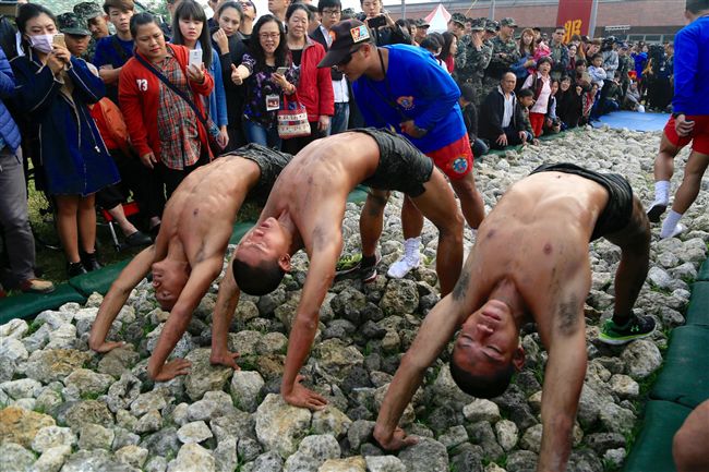 天堂路考驗  脫胎換骨成蛙人（2）
海軍陸戰隊指揮部11日舉辦兩棲偵搜專長班綜合考驗週
驗收，多名蛙兵經過嚴格訓練和重重關卡考驗的「天堂
路」，脫胎換骨成為合格海陸「兩棲蛙人」。
中央社記者董俊志攝  106年1月11日