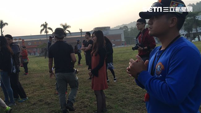 海軍陸戰隊兩棲偵搜專長班144期 99旅中尉輔導長張泰晴現身為男友崔漢文加油 盧冠妃攝