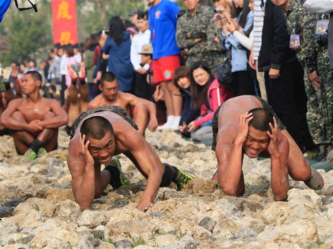 天堂路考驗  脫胎換骨成蛙人（2）
海軍陸戰隊指揮部11日舉辦兩棲偵搜專長班綜合考驗週
驗收，多名蛙兵經過嚴格訓練和重重關卡考驗的「天堂
路」，脫胎換骨成為合格海陸「兩棲蛙人」。
中央社記者董俊志攝  106年1月11日