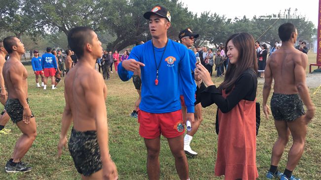 海軍陸戰隊兩棲偵搜專長班144期 99旅中尉輔導長張泰晴現身為男友崔漢文加油 盧冠妃攝