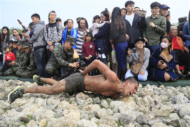 天堂路考驗  脫胎換骨成蛙人（2）
海軍陸戰隊指揮部11日舉辦兩棲偵搜專長班綜合考驗週
驗收，多名蛙兵經過嚴格訓練和重重關卡考驗的「天堂
路」，脫胎換骨成為合格海陸「兩棲蛙人」。
中央社記者董俊志攝  106年1月11日