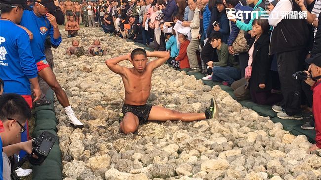 海軍陸戰隊兩棲偵搜專長班144期 99旅中尉輔導長張泰晴現身為男友崔漢文加油 盧冠妃攝