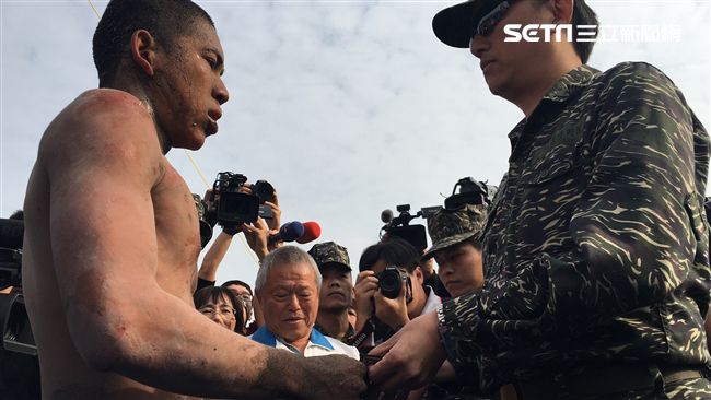 海軍陸戰隊兩棲偵搜專長班144期 99旅中尉輔導長張泰晴現身為男友崔漢文加油 盧冠妃攝