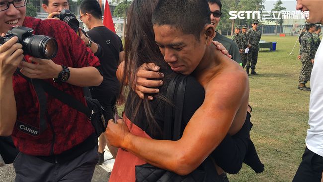 海軍陸戰隊兩棲偵搜專長班144期 99旅中尉輔導長張泰晴現身為男友崔漢文加油 盧冠妃攝