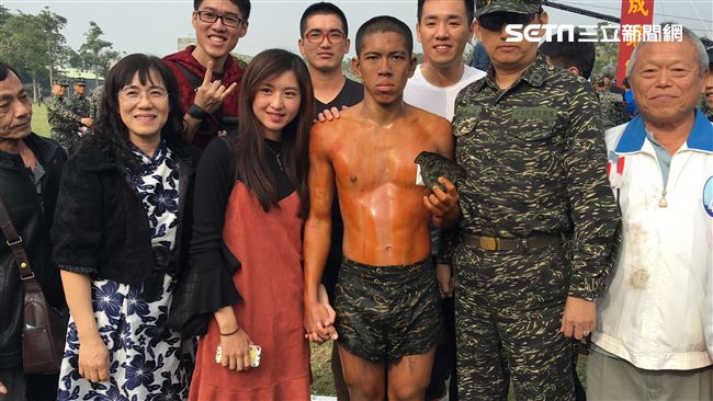 海軍陸戰隊兩棲偵搜專長班144期 99旅中尉輔導長張泰晴現身為男友崔漢文加油 盧冠妃攝