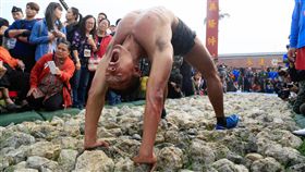 天堂路考驗  脫胎換骨成蛙人（2）
海軍陸戰隊指揮部11日舉辦兩棲偵搜專長班綜合考驗週
驗收，多名蛙兵經過嚴格訓練和重重關卡考驗的「天堂
路」，脫胎換骨成為合格海陸「兩棲蛙人」。
中央社記者董俊志攝  106年1月11日