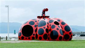 瀨戶內國際藝術祭：草間彌生紅南瓜（圖／翻攝自瀨戶內藝術祭官網）