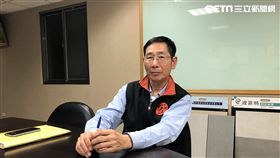 天強建設副總經理柯德潤說明南福里長鄒桂蓉如何索討高額賠償金，以及逼迫他們交出舊屋成為里民活動中心（楊忠翰攝）