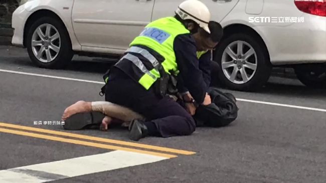 見警路口追犯人危險　她肉身擋車護警