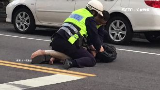 見警路口追犯人危險　她肉身擋車護警