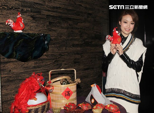 香港天后容祖兒（Joey）推出「一百個我 國語新曲＋精選」，睽違台灣4年神清氣爽開心說：「台灣，我回來了，很高興見到那麼多的老朋友」。（記者邱榮吉/攝影）