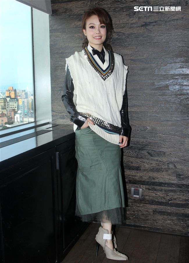 香港天后容祖兒（Joey）推出「一百個我 國語新曲＋精選」，睽違台灣4年神清氣爽開心說：「台灣，我回來了，很高興見到那麼多的老朋友」。（記者邱榮吉/攝影）