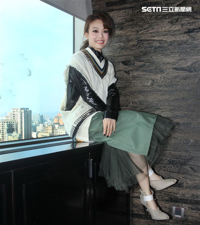 香港天后容祖兒（Joey）推出「一百個我 國語新曲＋精選」，睽違台灣4年神清氣爽開心說：「台灣，我回來了，很高興見到那麼多的老朋友」。（記者邱榮吉/攝影）