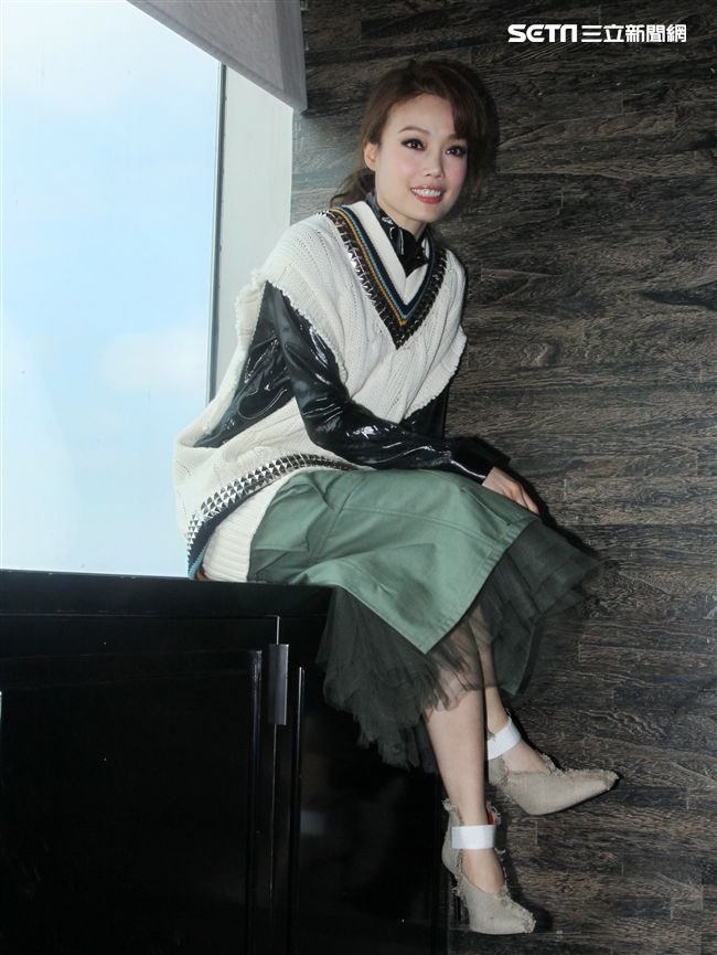 香港天后容祖兒（Joey）推出「一百個我 國語新曲＋精選」，睽違台灣4年神清氣爽開心說：「台灣，我回來了，很高興見到那麼多的老朋友」。（記者邱榮吉/攝影）