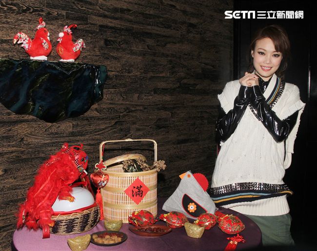 香港天后容祖兒（Joey）推出「一百個我 國語新曲＋精選」，睽違台灣4年神清氣爽開心說：「台灣，我回來了，很高興見到那麼多的老朋友」。（記者邱榮吉/攝影）