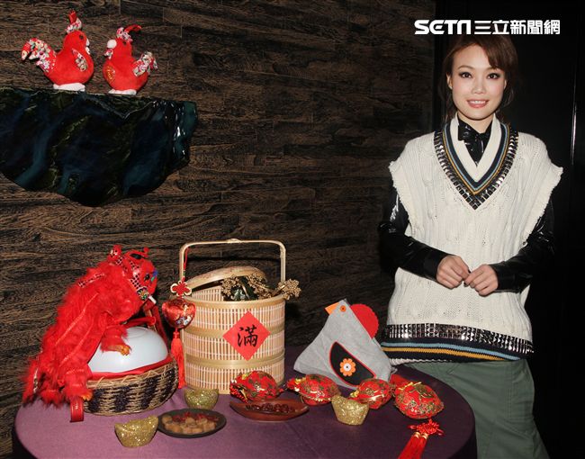 香港天后容祖兒（Joey）推出「一百個我 國語新曲＋精選」，睽違台灣4年神清氣爽開心說：「台灣，我回來了，很高興見到那麼多的老朋友」。（記者邱榮吉/攝影）