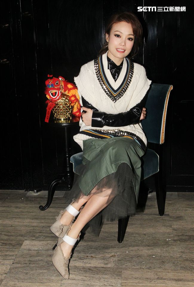 香港天后容祖兒（Joey）推出「一百個我 國語新曲＋精選」，睽違台灣4年神清氣爽開心說：「台灣，我回來了，很高興見到那麼多的老朋友」。（記者邱榮吉/攝影）