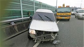魏男因心情不好開車在國道3號自撞護欄，送上救護車還意圖自殘，後來又從醫院失蹤，搞得警消人仰馬翻（翻攝畫面）