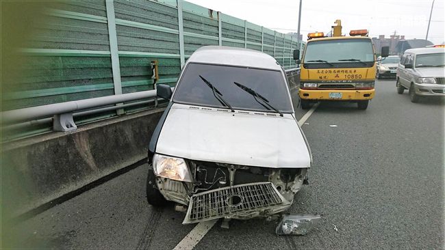 怪男開車自撞　救護車上自殘還搞失蹤