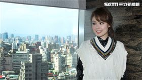 香港天后容祖兒（Joey）推出「一百個我 國語新曲＋精選」，睽違台灣4年神清氣爽開心說：「台灣，我回來了，很高興見到那麼多的老朋友」。（記者榮吉/攝影）