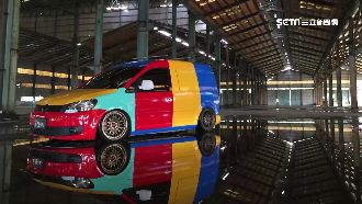 休旅車包成五彩車！行照上竟寫這顏色