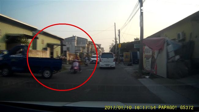 奇怪車上都沒人！孕婦與3歲女突遭撞