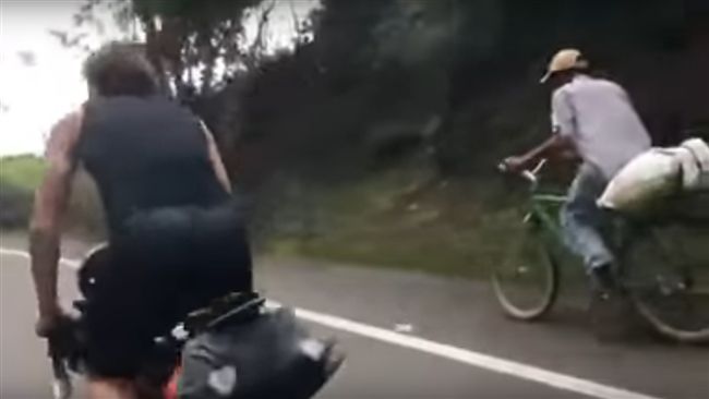 運動員單車辛苦爬坡　老農輕鬆超越