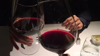 出國第3天劇烈頭痛　醫：紅酒、起司害的