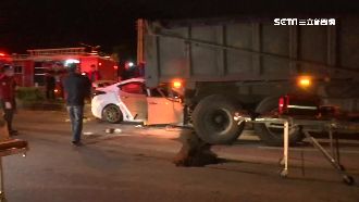 疑飆速失控　轎車撞曳引車釀1死4傷