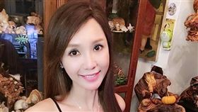 海倫清桃住家多木雕品　祖先牌位、玩偶、名牌包四處亂堆 圖/翻攝自海倫清桃臉書專頁