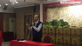 前北農總經理韓國瑜宣布參選國民黨黨主席　現場發甘藍　盧冠妃攝　