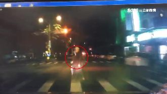 老翁晨運疑搶快　路口闖燈遭小黃撞亡