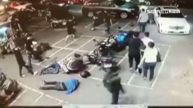 10多人圍打2男　竟還嗆救護車擋路