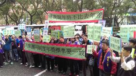 南電工會要求增加年終到3個月
南亞電路板產業工會約600名會員今早齊聚台塑大樓前
，向台塑企業總裁王文淵喊話要求比照集團最低標準3
個月年終獎金。
中央社記者韋樞攝  106年1月12日