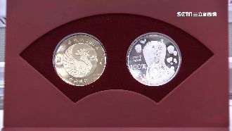 雞年套幣開賣　排隊人龍綿延500米