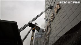 台北市消防局在太平洋SOGO百貨忠孝店實施消防演練，引發許多路過民眾誤會，紛紛拿起電話打119報案（翻攝畫面）