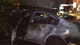 BMW撞護欄起火成廢鐵　害3車追撞