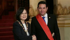 蔡英文與瓜地馬拉總統莫拉雷斯互贈勳章　圖／總統府提供