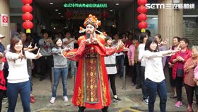 阿公阿嬤都笑了！財神爺菜市場大跳《月薪嬌妻》戀舞