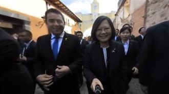 蔡英文漫步古城　持「神器」玩自拍