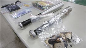 竹聯幫雷堂馮姓老大，日前在台成立水房，並透過老鼠會壯大車手集團，未料新人捲款潛逃，他率眾當街痛毆介紹人（翻攝畫面）