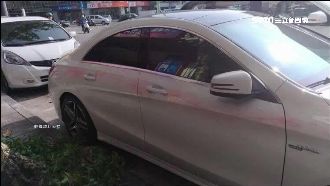 賓士黃線臨停　怪客下毒手「刮一圈」
