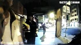 連男酒駕騎車還未戴安全帽遭警攔下，不但咆哮拒絕酒測還推倒警員，遭到警方壓制上銬移送法辦（翻攝畫面）