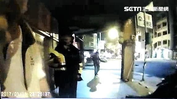 醉漢咆哮悍拒酒測　出手推警反遭壓制